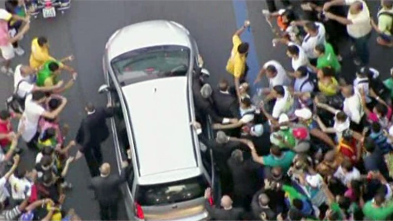 Illustration for article titled Pope Francis’ Fiat Mobbed In Rio After Driver Takes Wrong Turn